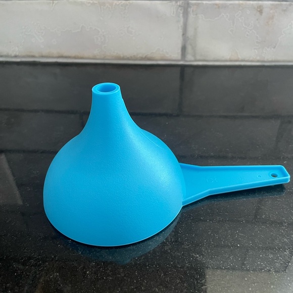 Tupperware Blue Funnel - Picture 2 of 9